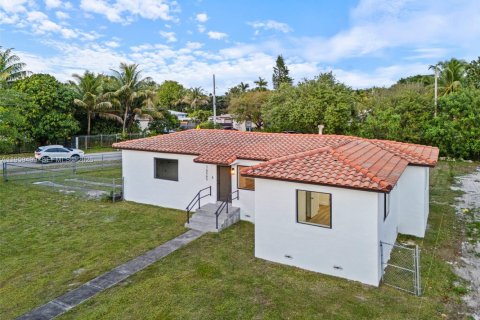 House in Miami, Florida 3 bedrooms, 100.52 sq.m. № 2080644 - photo 30
