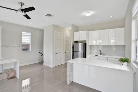 Casa en venta en Miami, Florida, 6 dormitorios, 443.79 m2 № 1891442 - foto 30