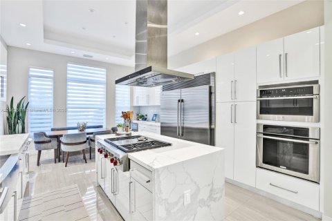 Casa en venta en Miami, Florida, 6 dormitorios, 443.79 m2 № 1891442 - foto 9