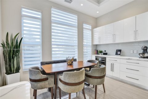 Casa en venta en Miami, Florida, 6 dormitorios, 443.79 m2 № 1891442 - foto 12