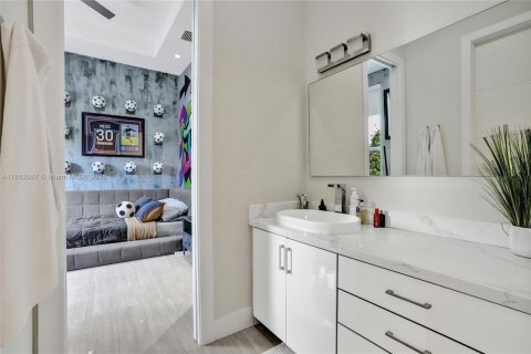 Casa en venta en Miami, Florida, 6 dormitorios, 443.79 m2 № 1891442 - foto 21