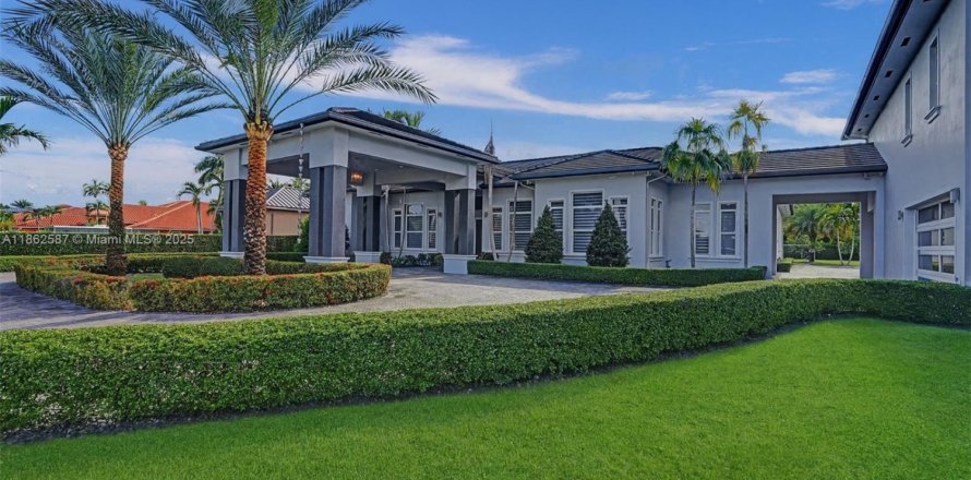 Casa en Miami, Florida 6 dormitorios, 443.79 m2 № 1891442