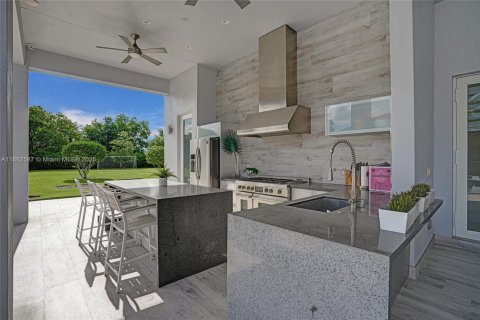 Casa en venta en Miami, Florida, 6 dormitorios, 443.79 m2 № 1891442 - foto 26