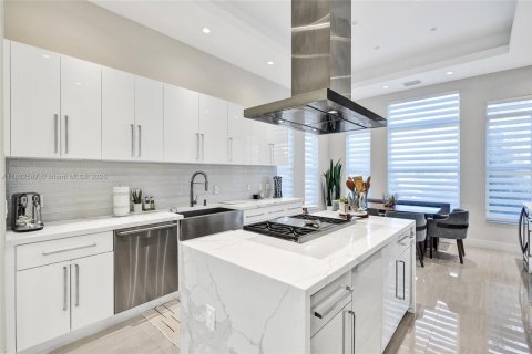 Casa en venta en Miami, Florida, 6 dormitorios, 443.79 m2 № 1891442 - foto 11