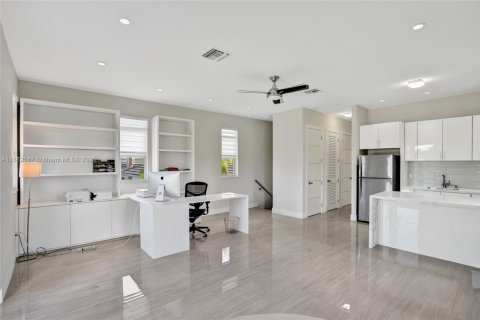 Casa en venta en Miami, Florida, 6 dormitorios, 443.79 m2 № 1891442 - foto 29