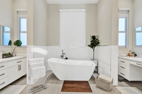 Casa en venta en Miami, Florida, 6 dormitorios, 443.79 m2 № 1891442 - foto 15