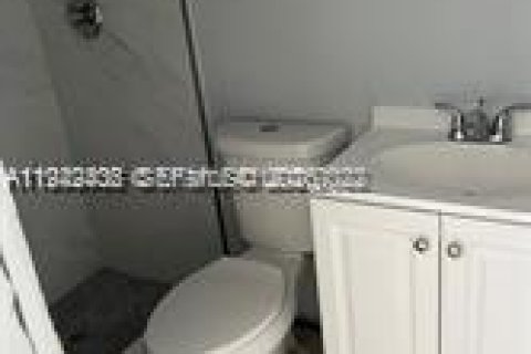 Immobilier commercial à louer à Miami, Floride: 1 chambre, 183.2 m2 № 1999955 - photo 2