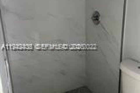 Immobilier commercial à louer à Miami, Floride: 1 chambre, 183.2 m2 № 1999955 - photo 3