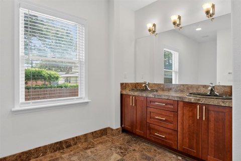 House in Orlando, Florida 6 bedrooms, 423.08 sq.m. № 2110404 - photo 24