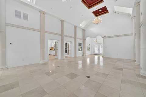House in Orlando, Florida 6 bedrooms, 423.08 sq.m. № 2110404 - photo 20
