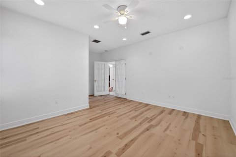 House in Orlando, Florida 6 bedrooms, 423.08 sq.m. № 2110404 - photo 23
