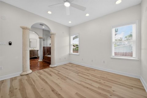 House in Orlando, Florida 6 bedrooms, 423.08 sq.m. № 2110404 - photo 30