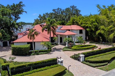 House in Windermere, Florida 5 bedrooms, 674.75 sq.m. № 1826406 - photo 1