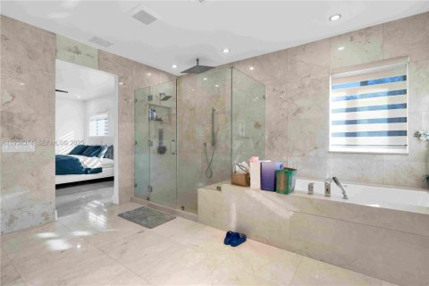 House in Miami Lakes, Florida 5 bedrooms, 287.35 sq.m. № 1992748 - photo 14