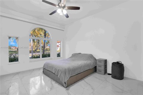 House in Miami Lakes, Florida 5 bedrooms, 287.35 sq.m. № 1992748 - photo 28