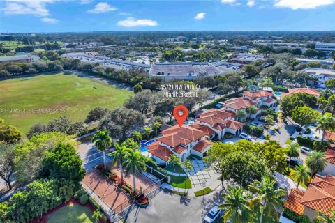 House in Miami Lakes, Florida 5 bedrooms, 287.35 sq.m. № 1992748 - photo 8