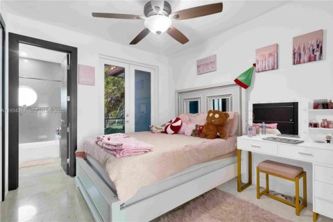 House in Miami Lakes, Florida 5 bedrooms, 287.35 sq.m. № 1992748 - photo 19