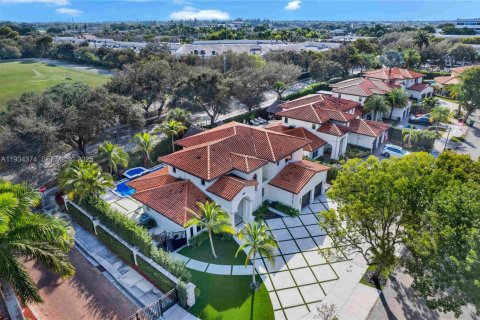 House in Miami Lakes, Florida 5 bedrooms, 287.35 sq.m. № 1992748 - photo 4