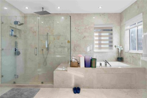 House in Miami Lakes, Florida 5 bedrooms, 287.35 sq.m. № 1992748 - photo 15