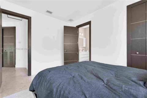 House in Miami Lakes, Florida 5 bedrooms, 287.35 sq.m. № 1992748 - photo 23