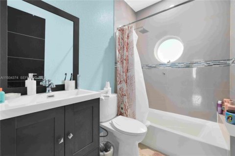 House in Miami Lakes, Florida 5 bedrooms, 287.35 sq.m. № 1992748 - photo 22