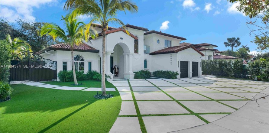 House in Miami Lakes, Florida 5 bedrooms, 287.35 sq.m. № 1992748