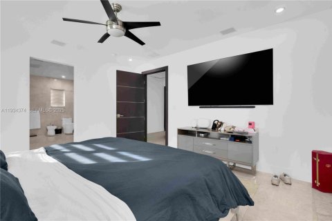 House in Miami Lakes, Florida 5 bedrooms, 287.35 sq.m. № 1992748 - photo 11