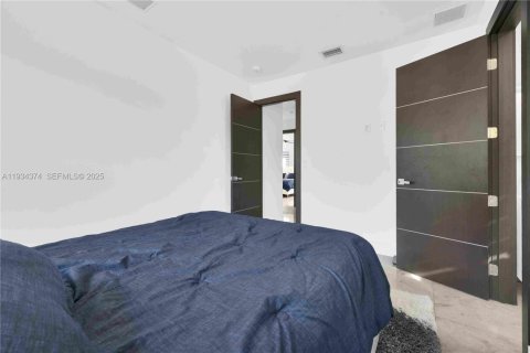 House in Miami Lakes, Florida 5 bedrooms, 287.35 sq.m. № 1992748 - photo 25