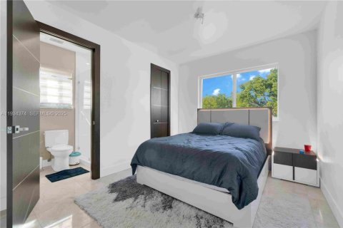 House in Miami Lakes, Florida 5 bedrooms, 287.35 sq.m. № 1992748 - photo 24