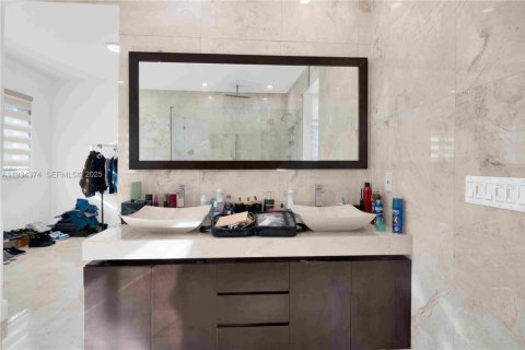 House in Miami Lakes, Florida 5 bedrooms, 287.35 sq.m. № 1992748 - photo 16