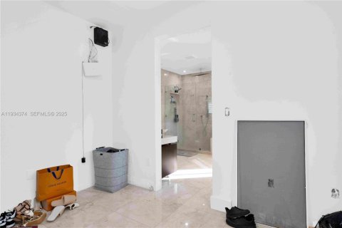 House in Miami Lakes, Florida 5 bedrooms, 287.35 sq.m. № 1992748 - photo 18