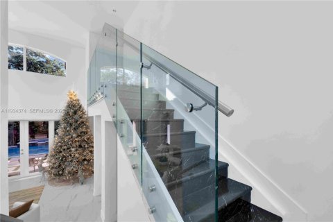 House in Miami Lakes, Florida 5 bedrooms, 287.35 sq.m. № 1992748 - photo 27