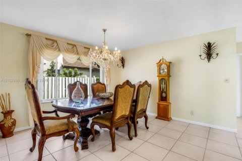 Villa ou maison à vendre à Pembroke Pines, Floride: 5 chambres, 277.41 m2 № 2413030 - photo 16