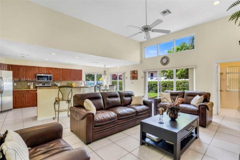 Villa ou maison à vendre à Pembroke Pines, Floride: 5 chambres, 277.41 m2 № 2413030 - photo 18