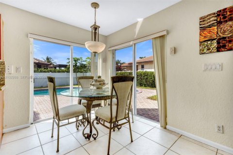 Villa ou maison à vendre à Pembroke Pines, Floride: 5 chambres, 277.41 m2 № 2413030 - photo 23