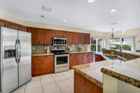 Villa ou maison à vendre à Pembroke Pines, Floride: 5 chambres, 277.41 m2 № 2413030 - photo 5
