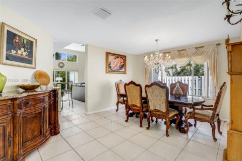 Villa ou maison à vendre à Pembroke Pines, Floride: 5 chambres, 277.41 m2 № 2413030 - photo 15