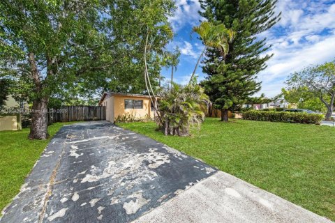 House in Oakland Park, Florida 3 bedrooms, 109.44 sq.m. № 1802474 - photo 1