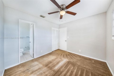 House in Oakland Park, Florida 3 bedrooms, 109.44 sq.m. № 1802474 - photo 7