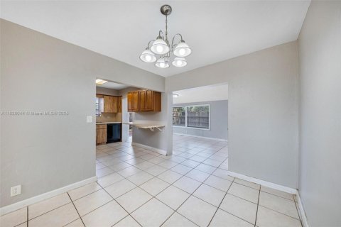 House in Oakland Park, Florida 3 bedrooms, 109.44 sq.m. № 1802474 - photo 11