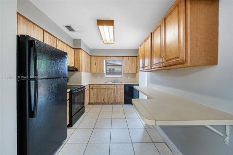 House in Oakland Park, Florida 3 bedrooms, 109.44 sq.m. № 1802474 - photo 3