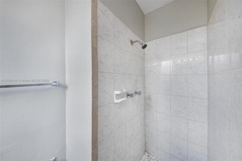 House in Oakland Park, Florida 3 bedrooms, 109.44 sq.m. № 1802474 - photo 9