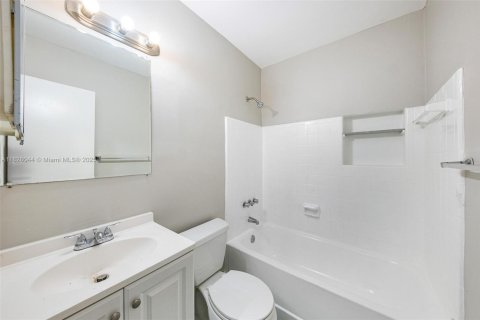 House in Oakland Park, Florida 3 bedrooms, 109.44 sq.m. № 1802474 - photo 22