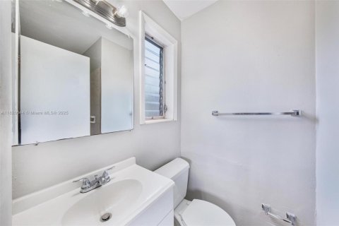 House in Oakland Park, Florida 3 bedrooms, 109.44 sq.m. № 1802474 - photo 8