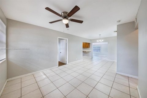 House in Oakland Park, Florida 3 bedrooms, 109.44 sq.m. № 1802474 - photo 4