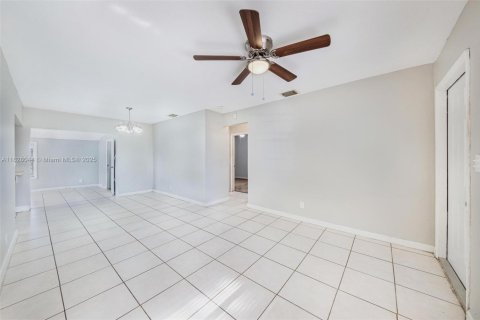 House in Oakland Park, Florida 3 bedrooms, 109.44 sq.m. № 1802474 - photo 10