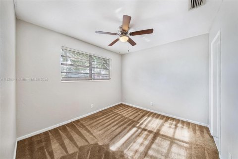House in Oakland Park, Florida 3 bedrooms, 109.44 sq.m. № 1802474 - photo 6