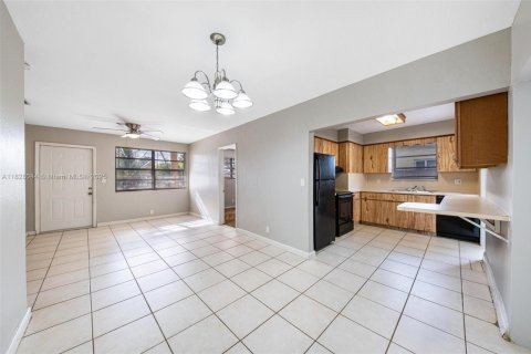 House in Oakland Park, Florida 3 bedrooms, 109.44 sq.m. № 1802474 - photo 12