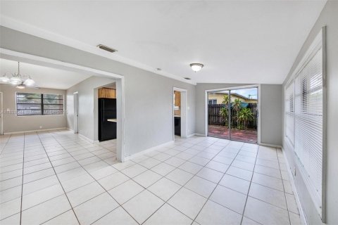 House in Oakland Park, Florida 3 bedrooms, 109.44 sq.m. № 1802474 - photo 15