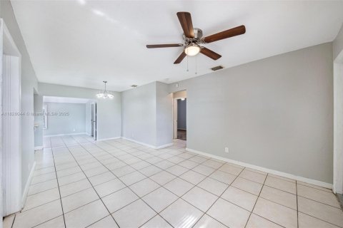 House in Oakland Park, Florida 3 bedrooms, 109.44 sq.m. № 1802474 - photo 5